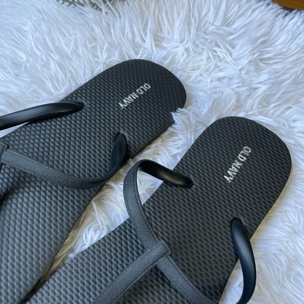 Old Navy T-Strap Flip Flops 🖤 - Picture 3 of 5
